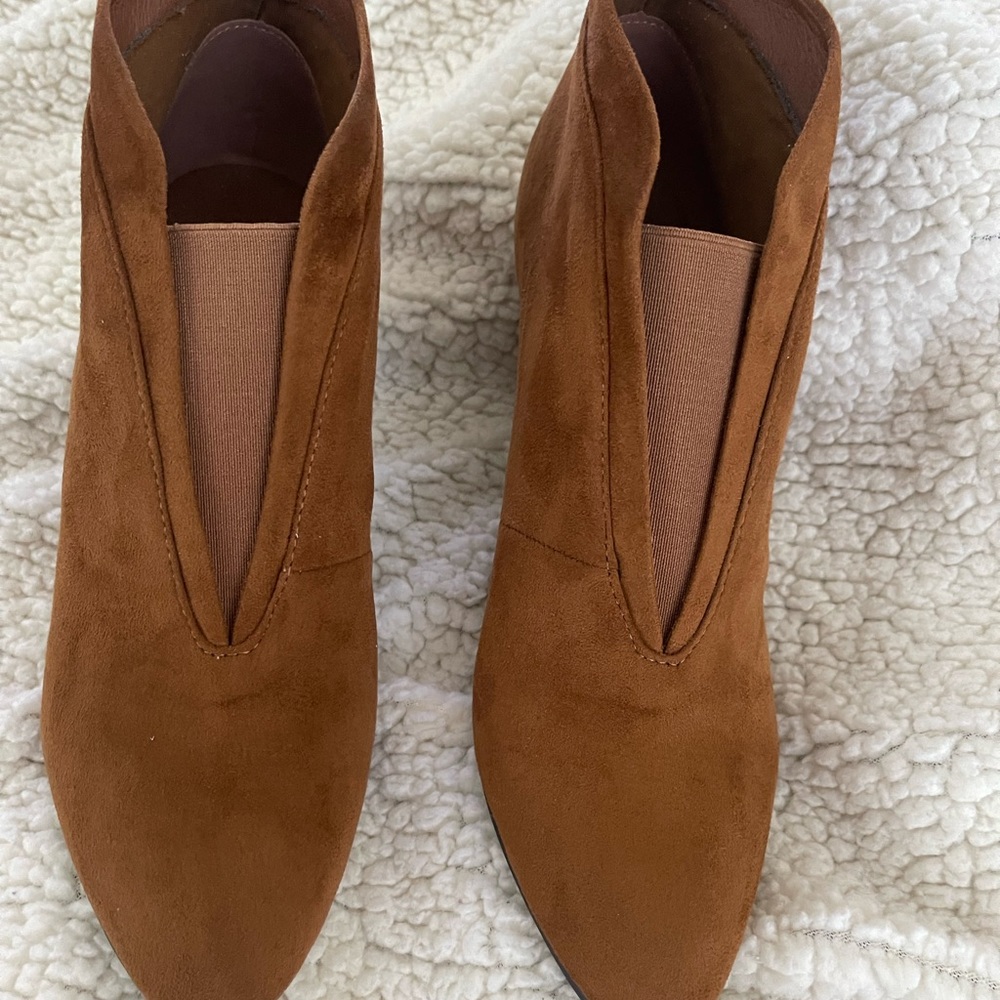 Style Nevine color/whiskey size 9.5from CL Laundry/new heals 3.5”